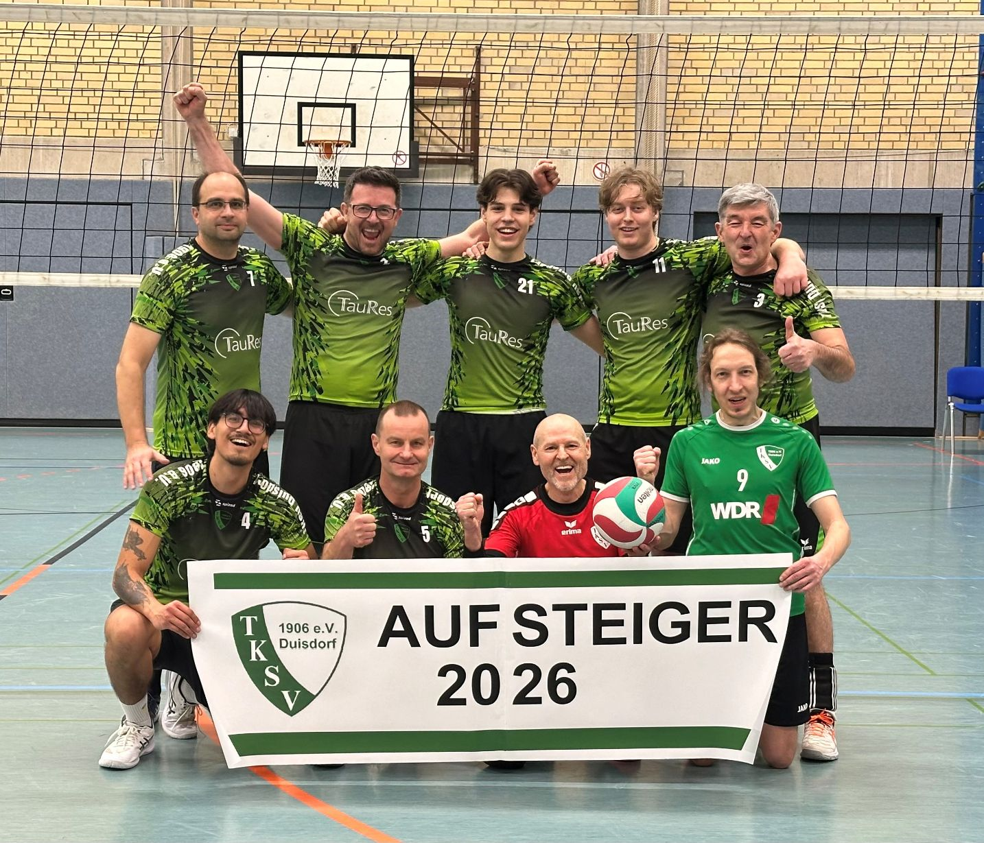 Die 1. Herrenmannschaft des TKSV Duisdorf feiert den Aufstieg 2026